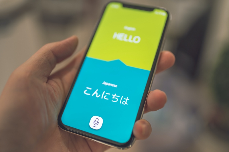 AI翻訳とは？機械翻訳からChatGPT、リアルタイム音声翻訳までの技術進化・企業おすすめサービス3選解説！