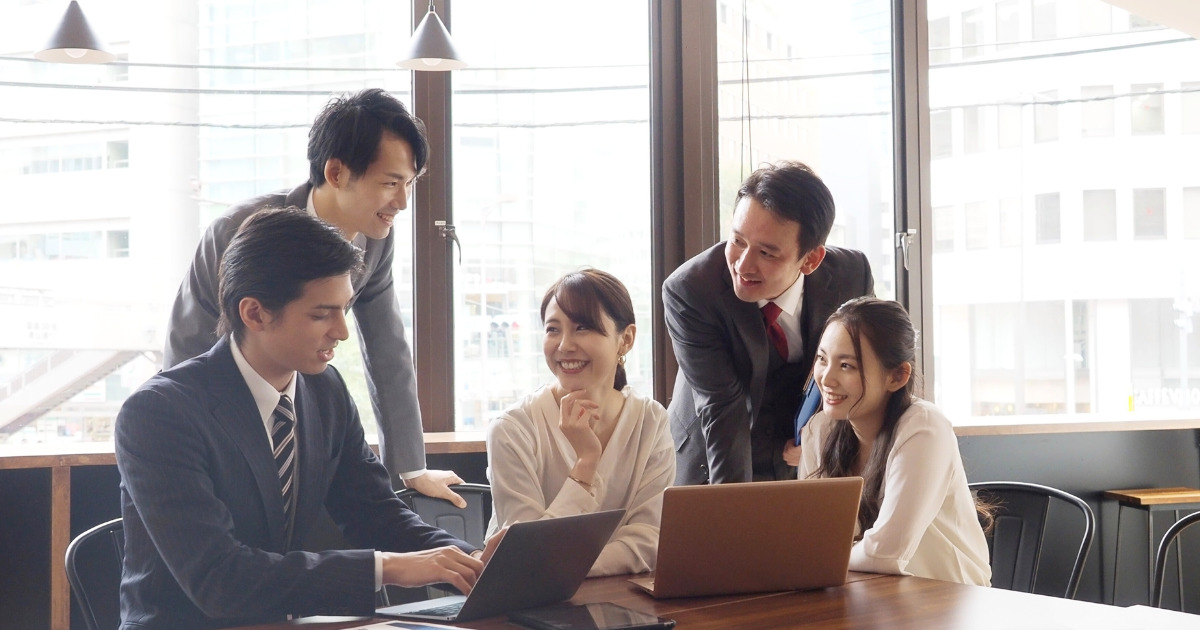 LLM評価チームの組織化に含めるべき部署は？